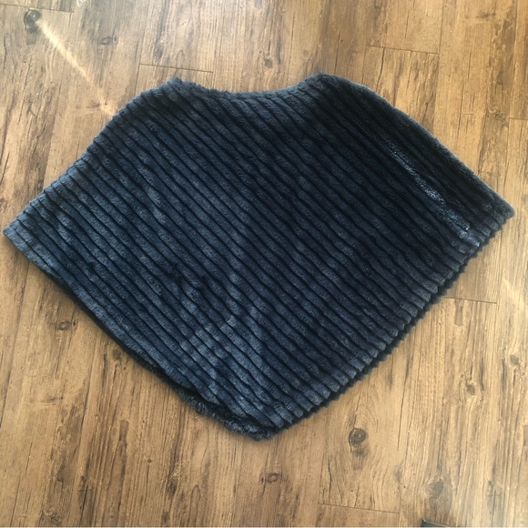 Black Rivet Women’s Faux Fur Poncho - Picture 2 of 5